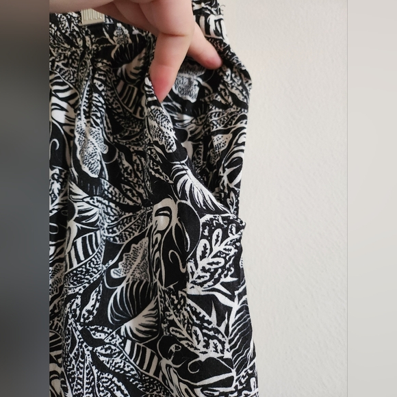 Love Wish - Black and White Leaf Print Pants - (2XL) - Picture 3 of 5